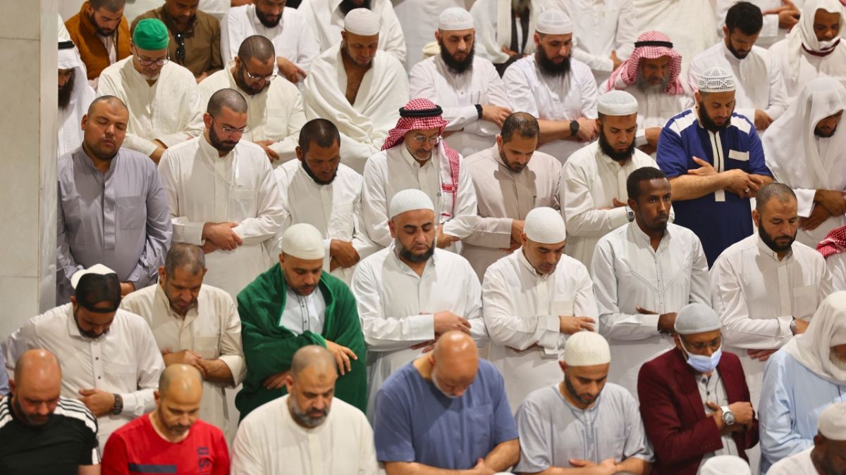 جموع غفيرة تحيي "ليلة القدر" في المسجدين الحرام والنبوي في السعودية 1 جموع غفيرة تحيي ليلة القدر في المسجدين الحرام والنبوي في السعودية