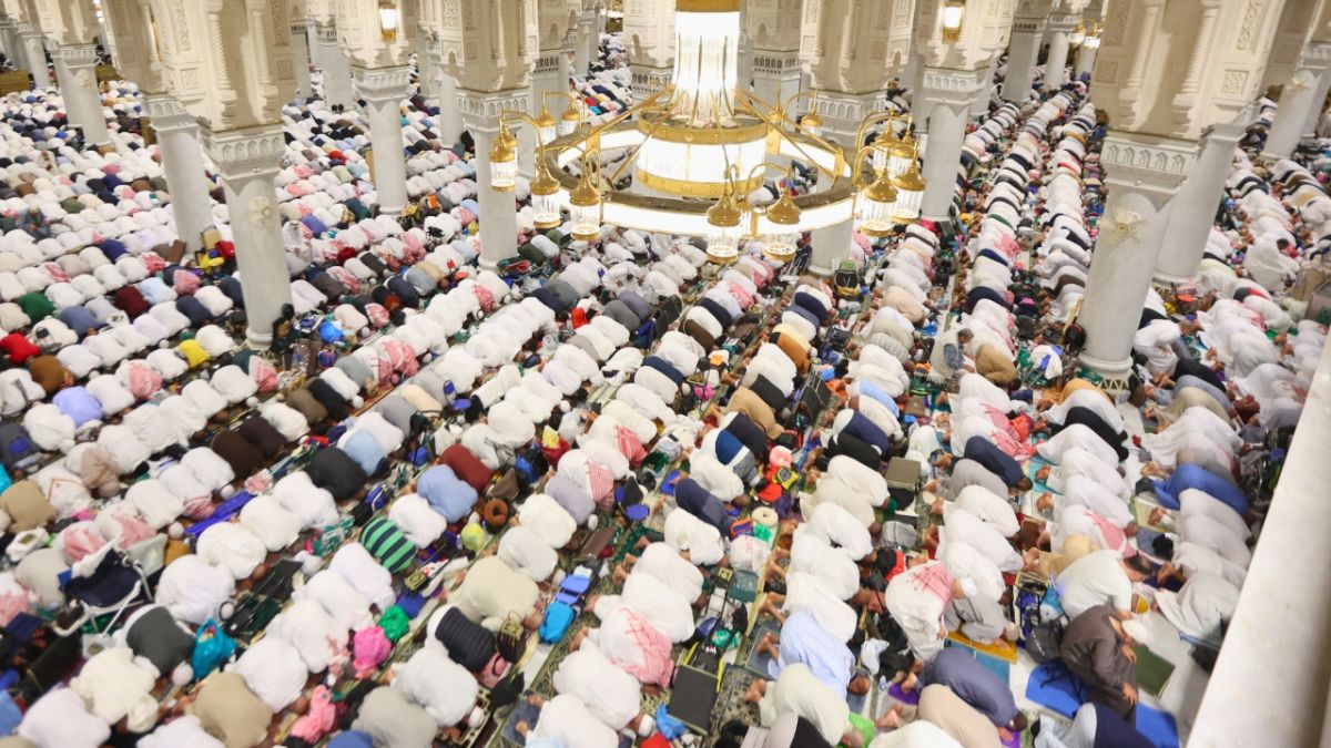 جموع غفيرة تحيي "ليلة القدر" في المسجدين الحرام والنبوي في السعودية 2 “أعداد مليونية بالمسجد الحرام وساحاته في ليلة 27 رمضان أثناء صلاة التراويح