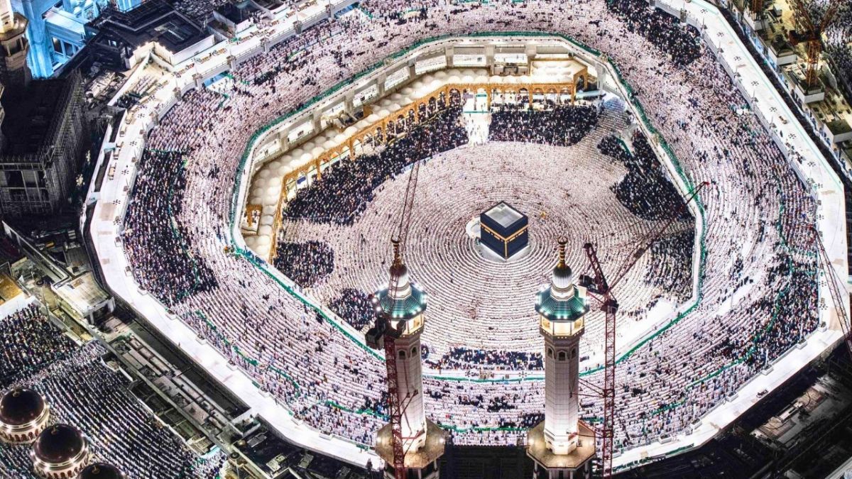 جموع غفيرة تحيي "ليلة القدر" في المسجدين الحرام والنبوي في السعودية 4 جموع غفيرة تحيي ليلة القدر في المسجدين الحرام والنبوي في السعودية