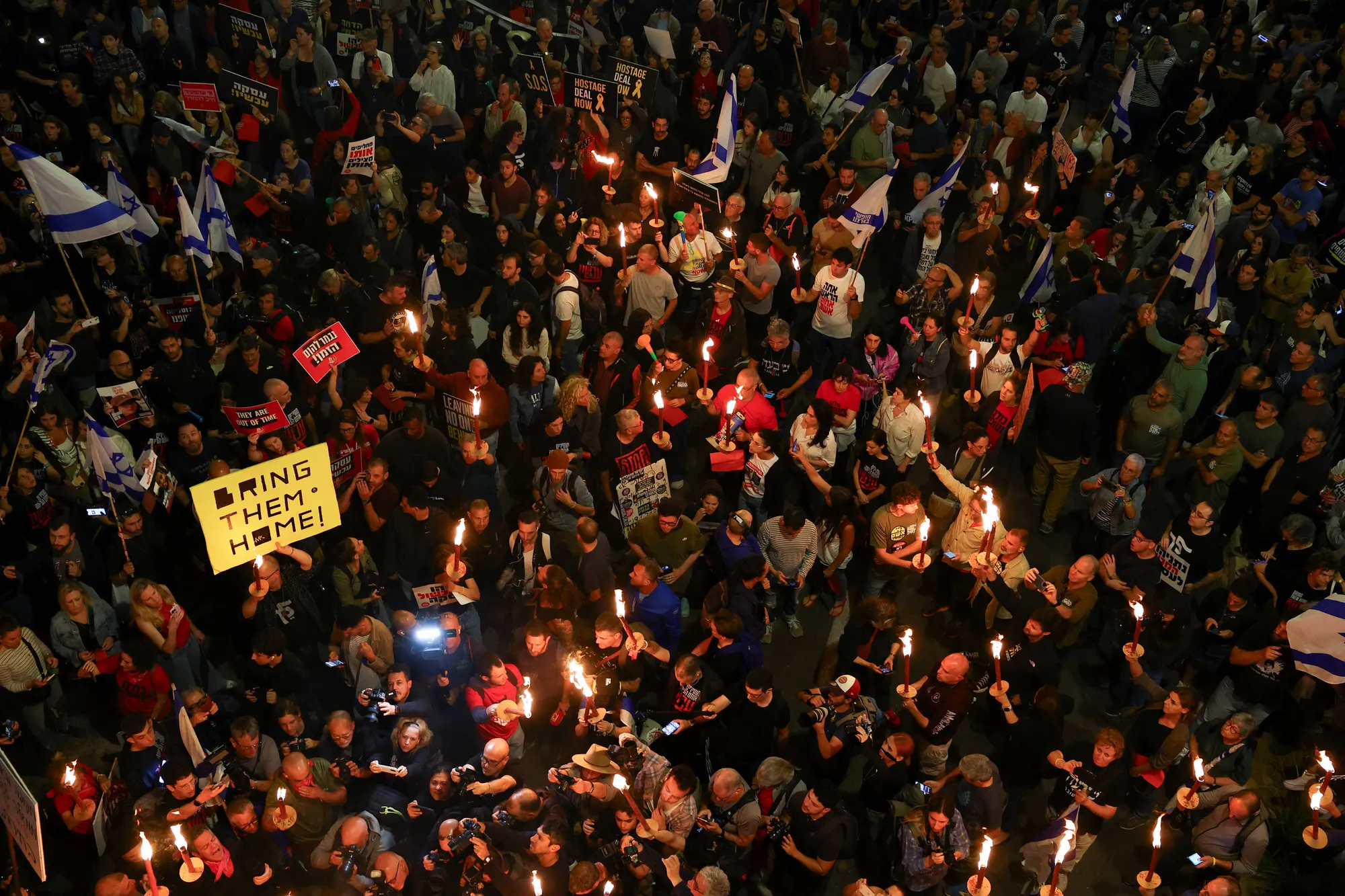 بالصور | بعد 6 أشهر من الحرب.. آلاف الإسرائيليين يتظاهرون ضد نتنياهو في تل أبيب