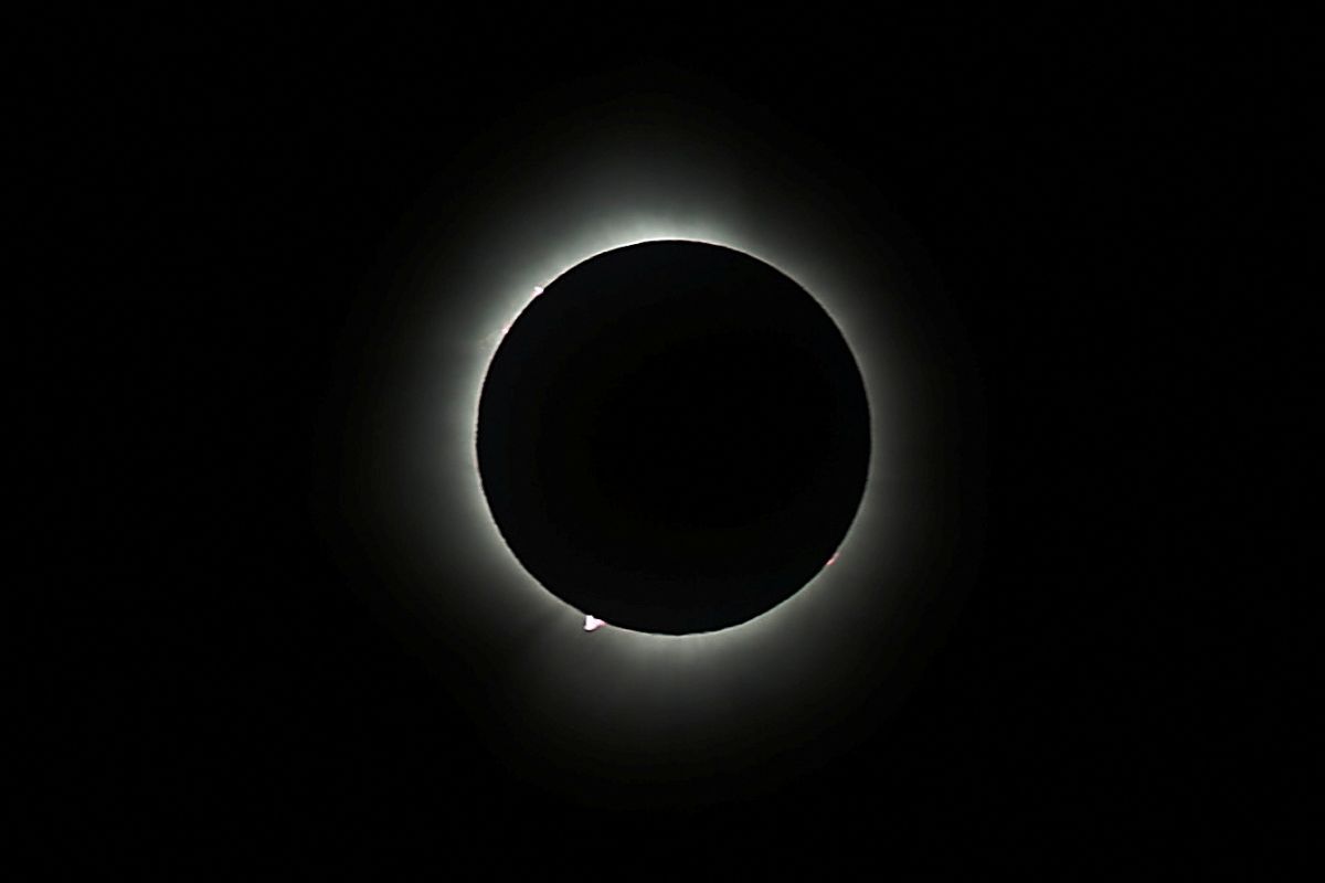 كسوف كُلي نادر للشمس يغرق أمريكا الشمالية بالظلام (صور+فيديو)