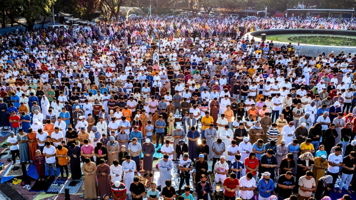 بالصور.. عيد الفطر المبارك حول العالم.. أجواء وطقوس