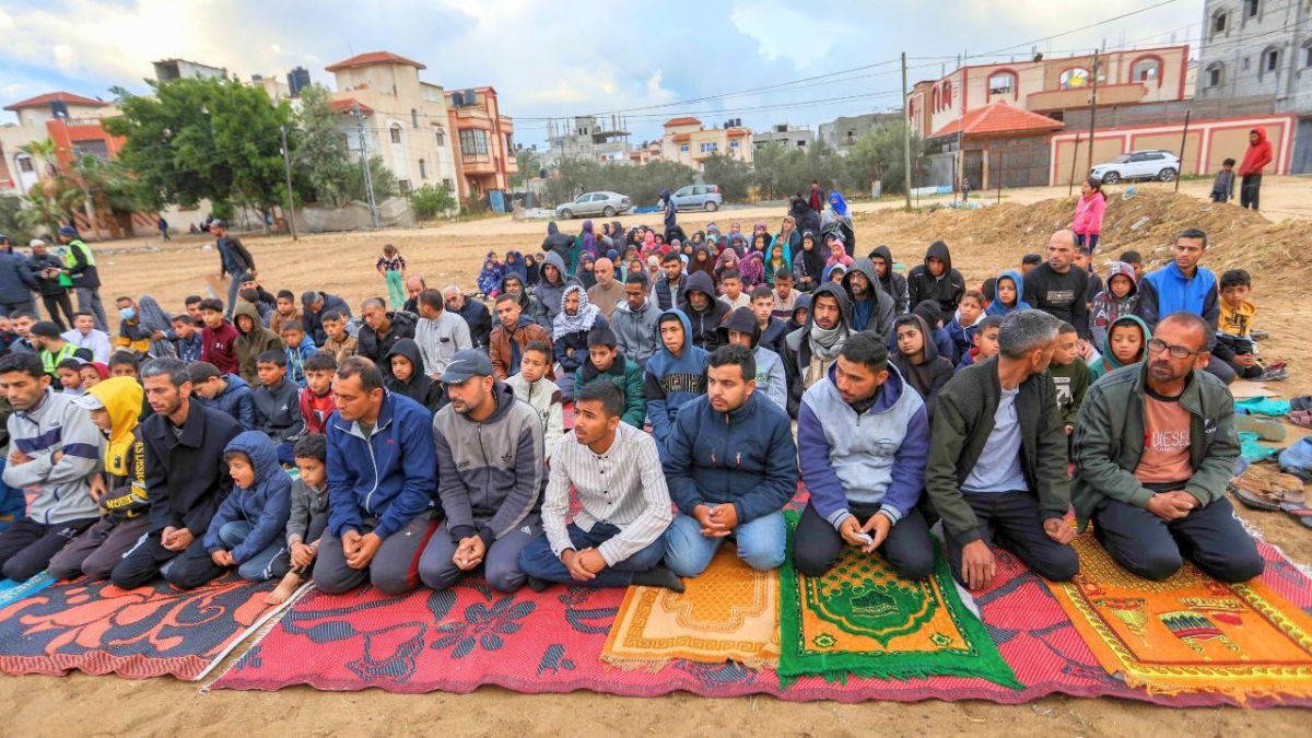 سكان غزة يؤدون صلاة العيد في الشوارع وسط استمرار الحرب