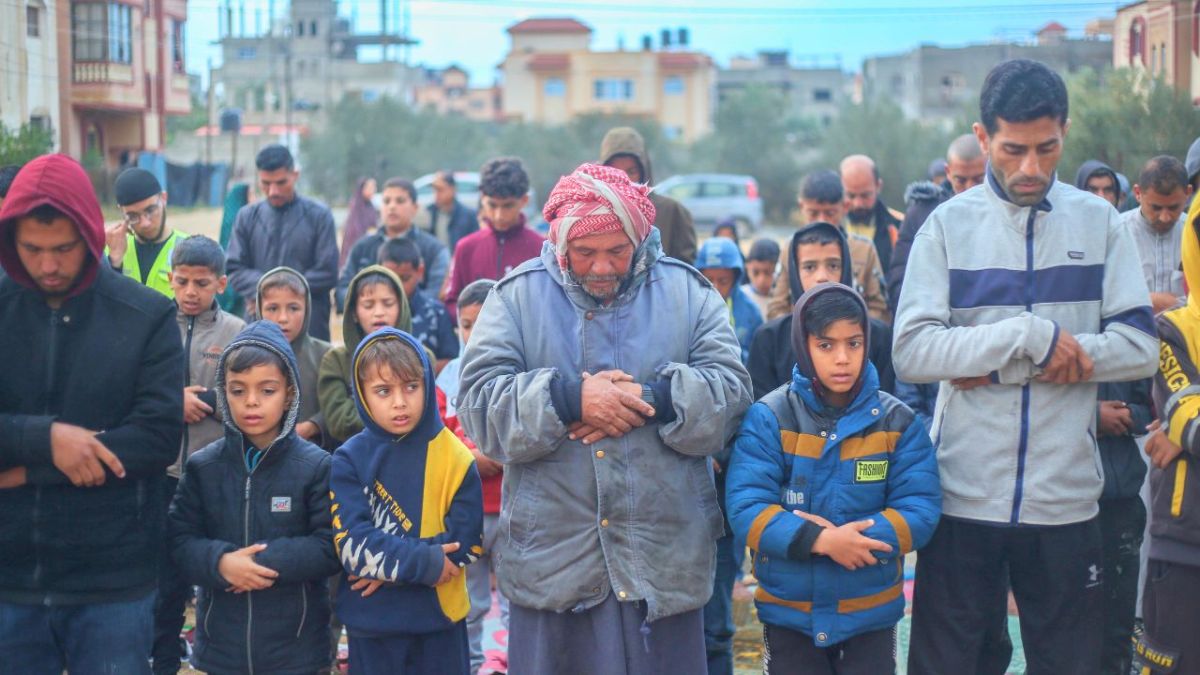 سكان غزة يؤدون صلاة العيد في الشوارع وسط استمرار الحرب