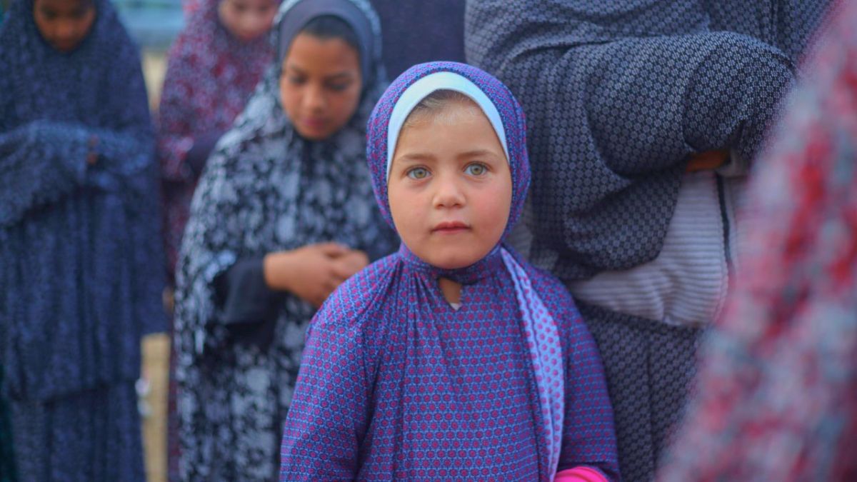 سكان غزة يؤدون صلاة العيد في الشوارع وسط استمرار الحرب