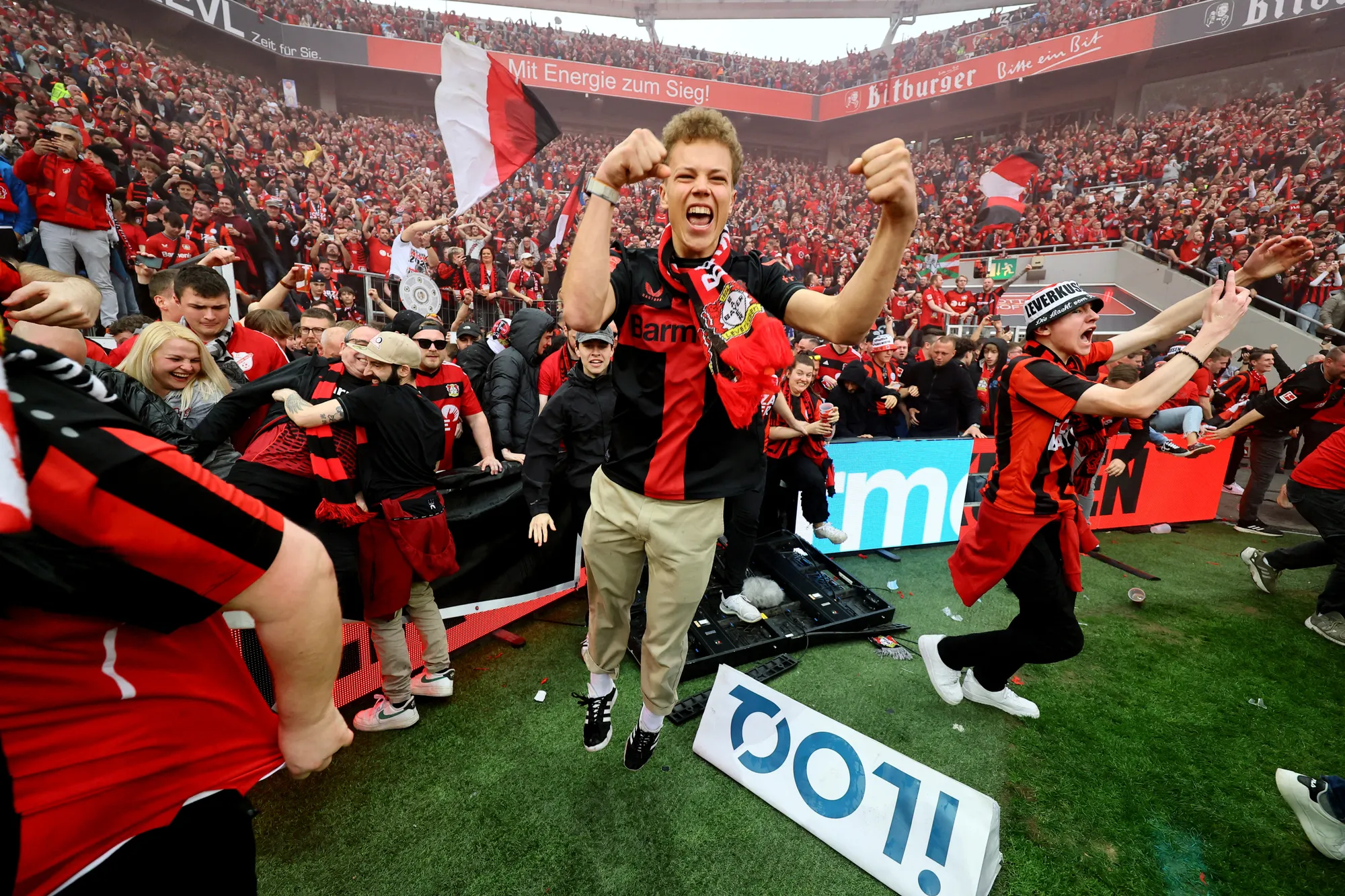 أول لقب منذ 120 عاماً.. احتفالات جنونية بعد تتويج بايرن ليفركوزن بالدوري الألماني