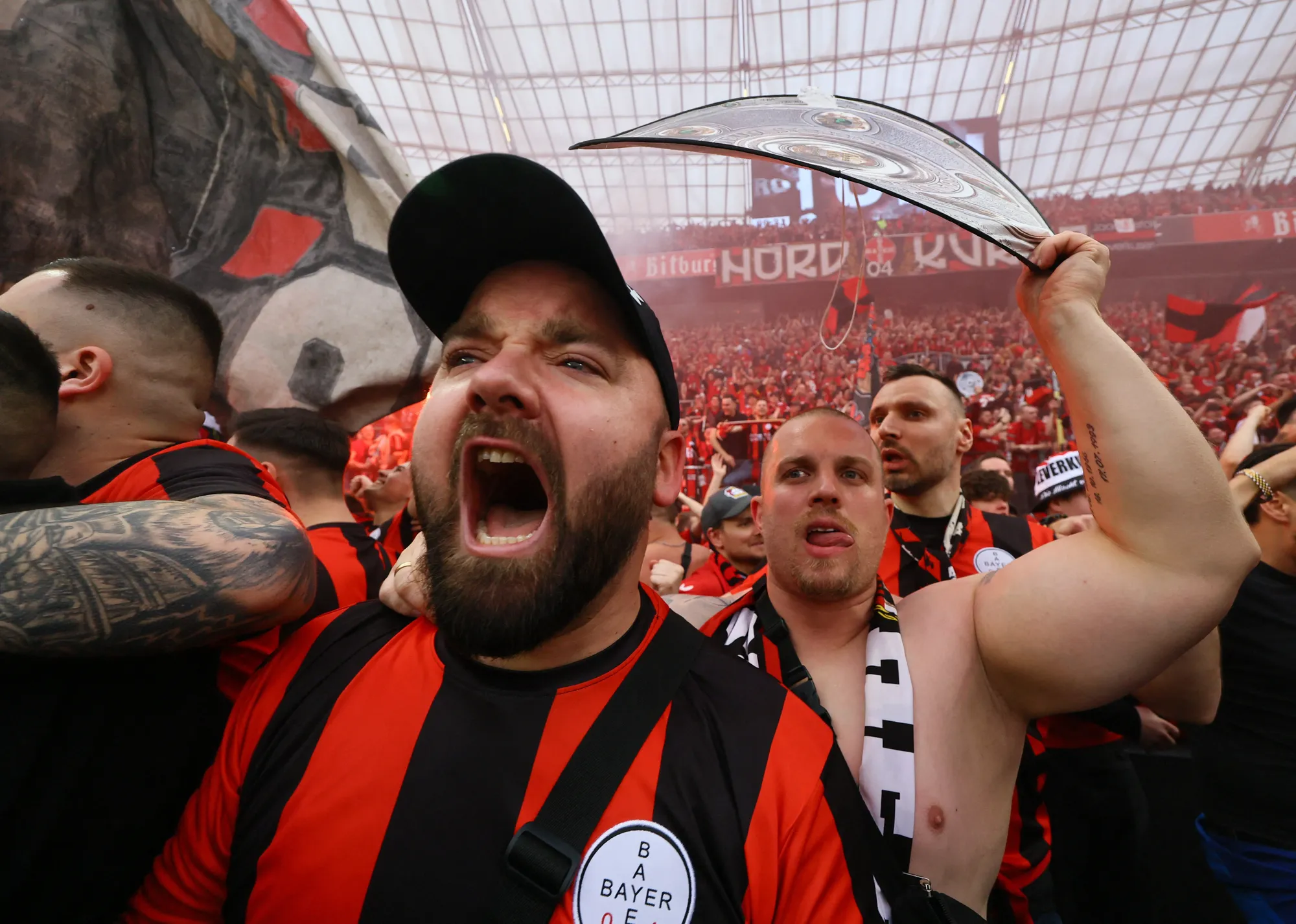 أول لقب منذ 120 عاماً.. احتفالات جنونية بعد تتويج بايرن ليفركوزن بالدوري الألماني