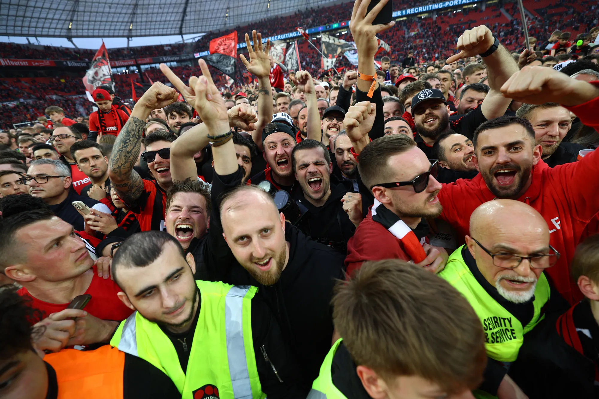 أول لقب منذ 120 عاماً.. احتفالات جنونية بعد تتويج بايرن ليفركوزن بالدوري الألماني