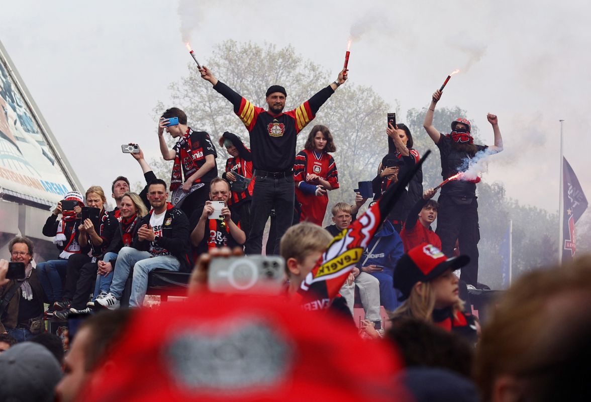 أول لقب منذ 120 عاماً.. احتفالات جنونية بعد تتويج بايرن ليفركوزن بالدوري الألماني