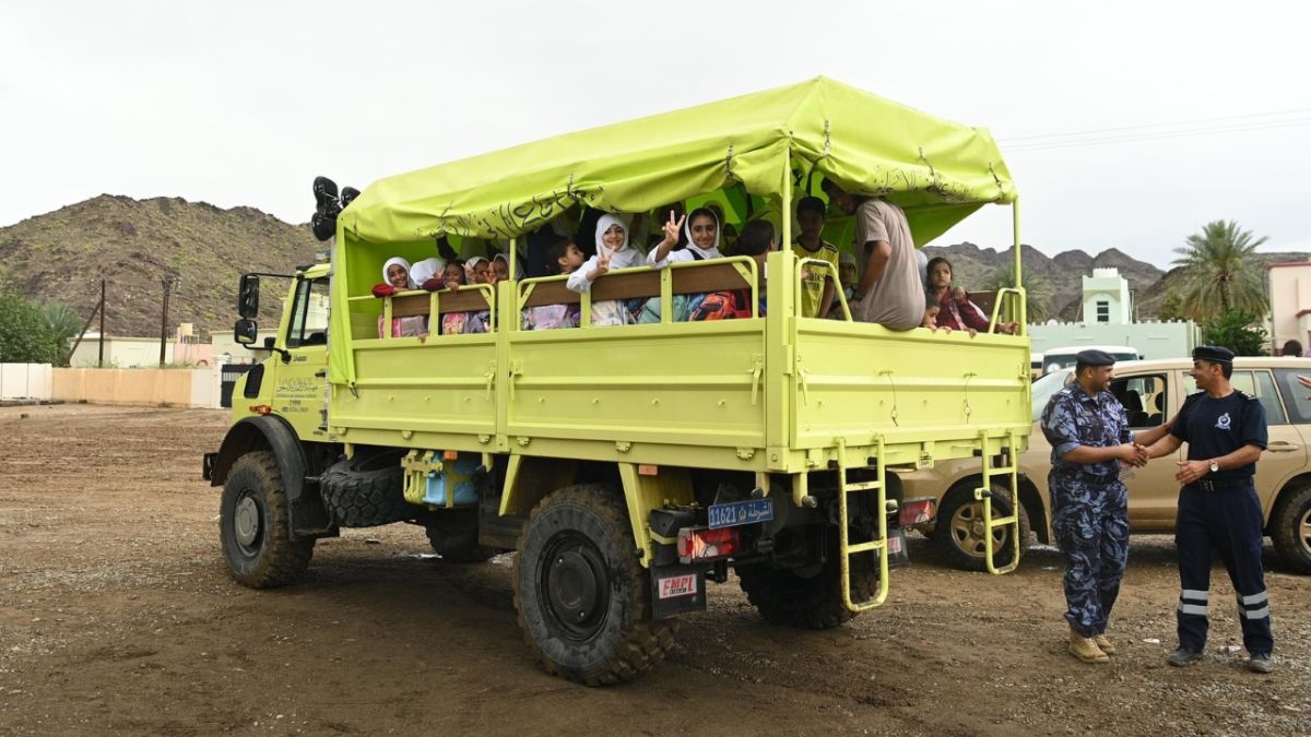بالصور.. فيضانات في عمان تخلّف 16 قتيلاً