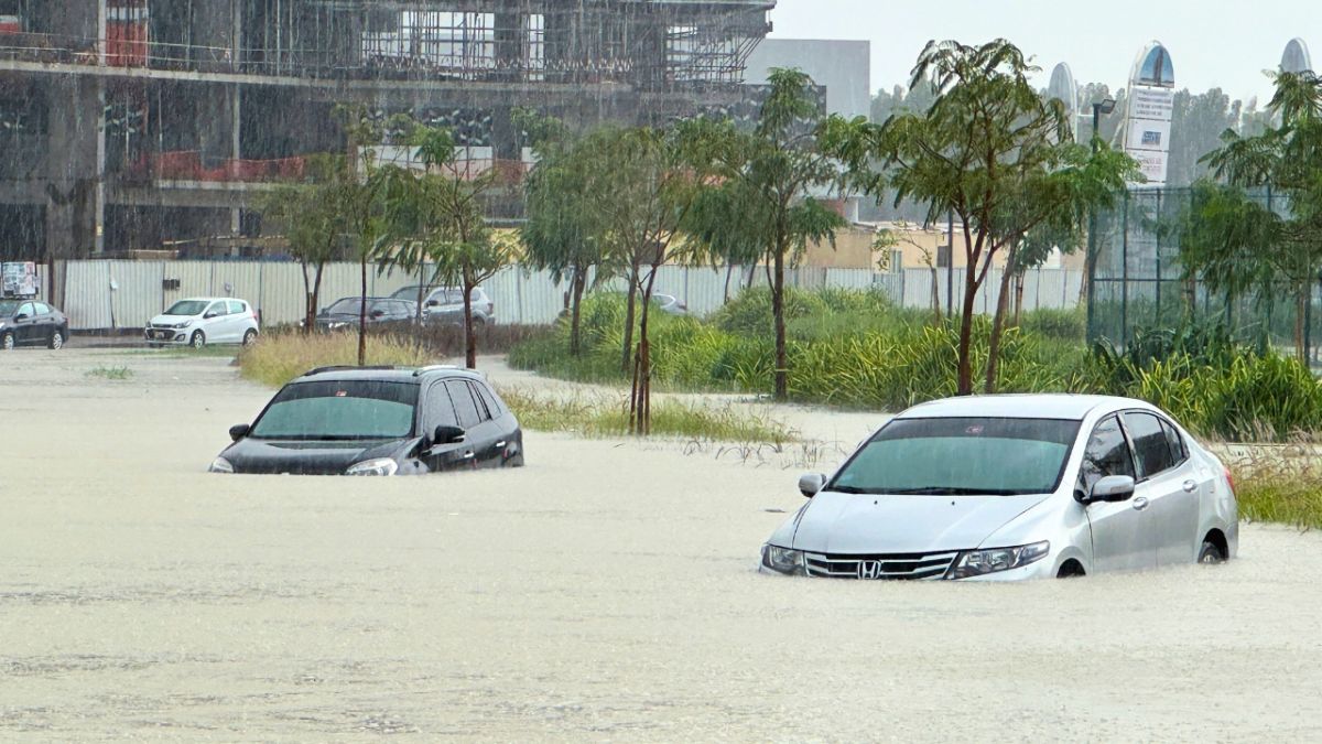 بالصور.. الإمارات تسجل أكبر كمية تساقط أمطار منذ 75 عاما