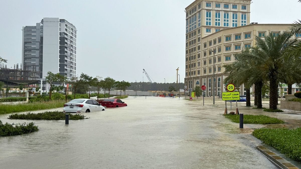 بالصور.. الإمارات تسجل أكبر كمية تساقط أمطار منذ 75 عاما