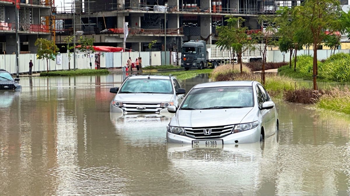 بالصور.. الإمارات تسجل أكبر كمية تساقط أمطار منذ 75 عاما