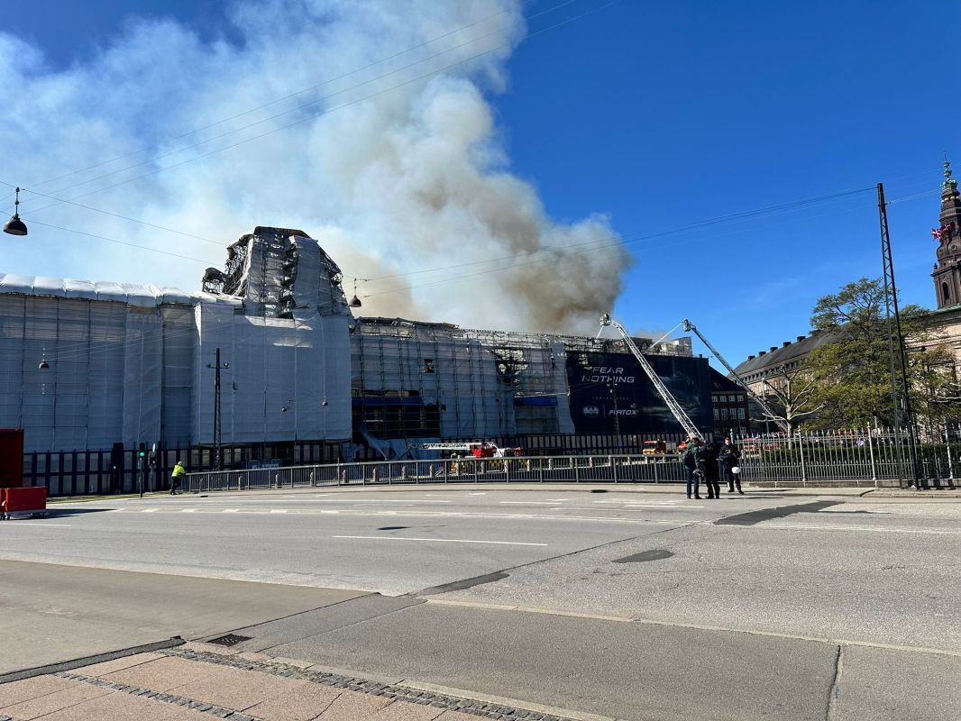 كيف أصبح مبنى "بورصة كوبنهاغن" بعد الحريق الضخم؟ 1 كيف أصبح مبنى "بورصة كوبنهاغن" بعد الحريق الضخم؟