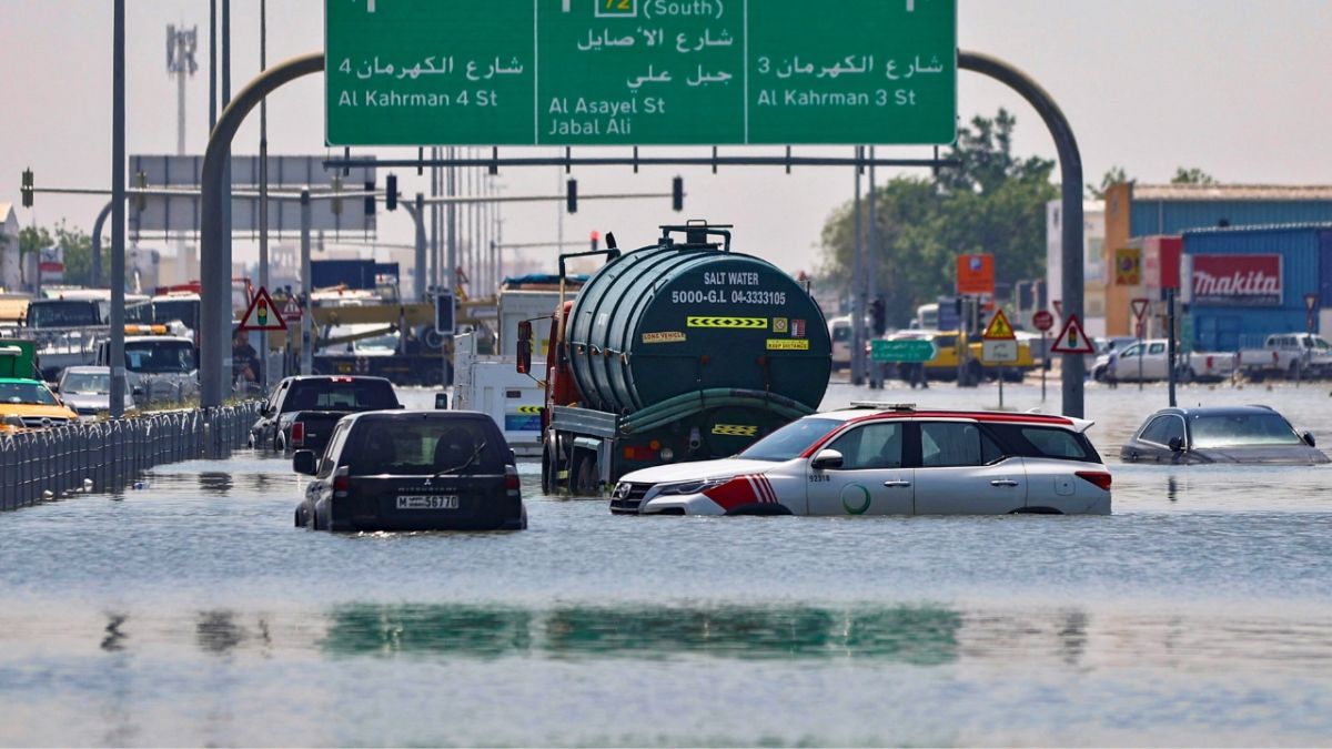 ماذا تفعل عند غرق سيارتك بمياه الأمطار؟