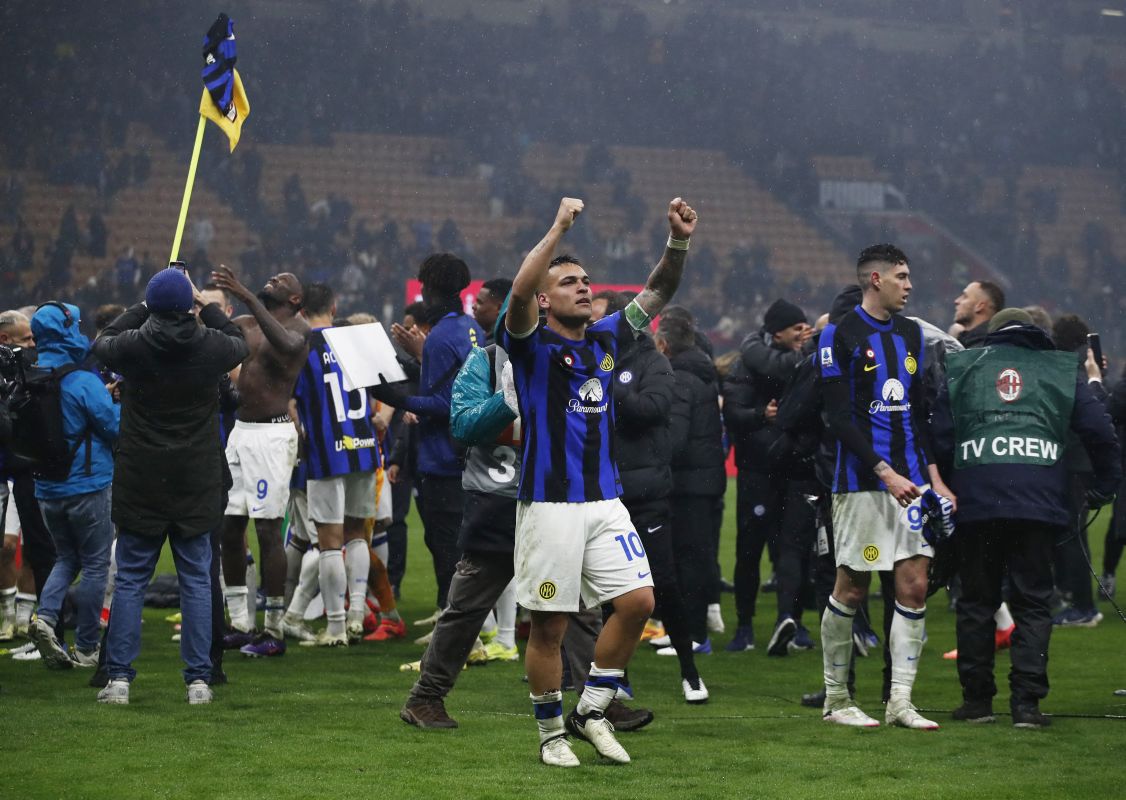 شاهد.. احتفالات صاخبة في ميلانو بعد تتويج إنتر التاريخي بلقب الدوري الإيطالي