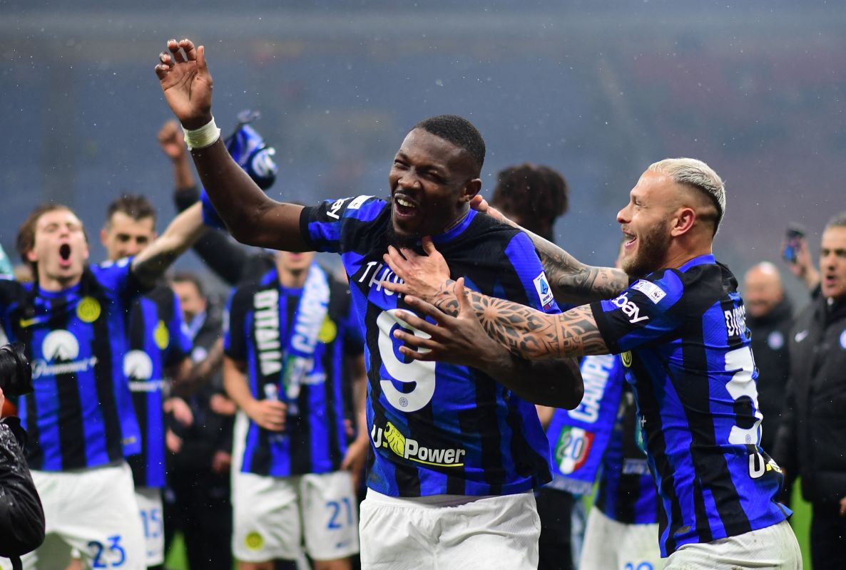 شاهد.. احتفالات صاخبة في ميلانو بعد تتويج إنتر التاريخي بلقب الدوري الإيطالي