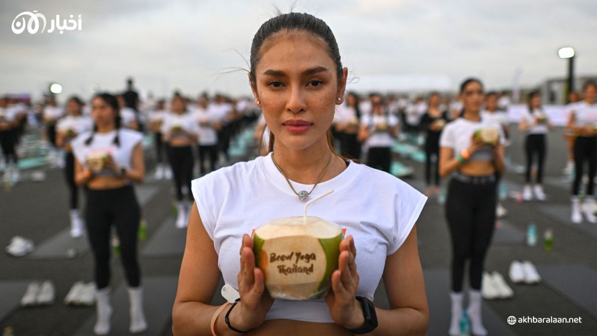 في مشهد غير مألوف.. مئات من محبي اليوغا يمارسون هوايتهم على مدرج في مطار بانكوك