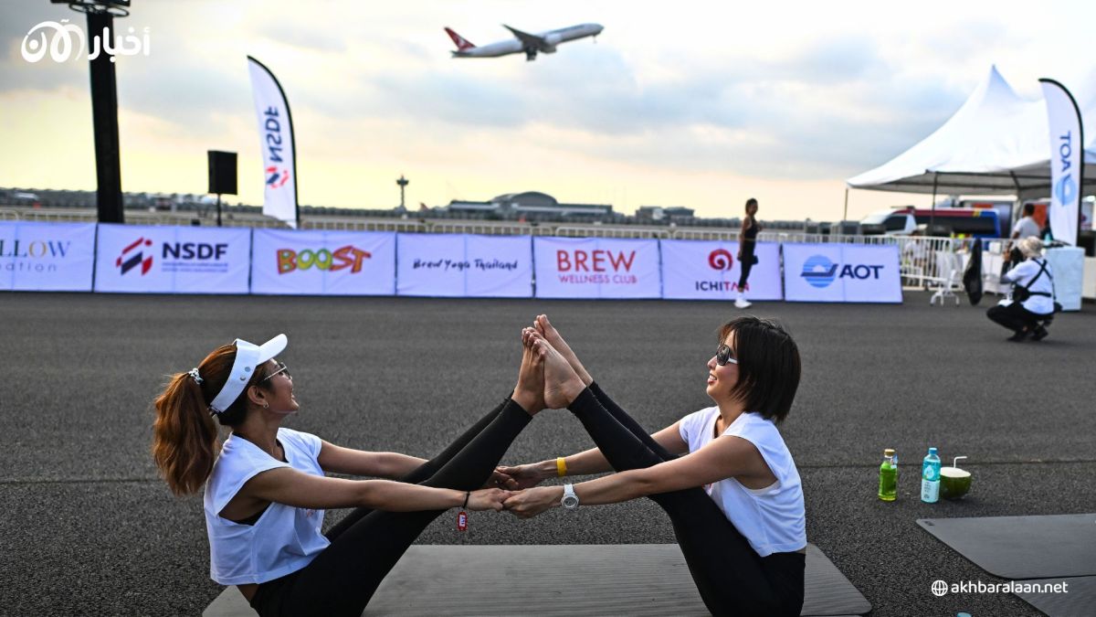 في مشهد غير مألوف.. مئات من محبي اليوغا يمارسون هوايتهم على مدرج في مطار بانكوك