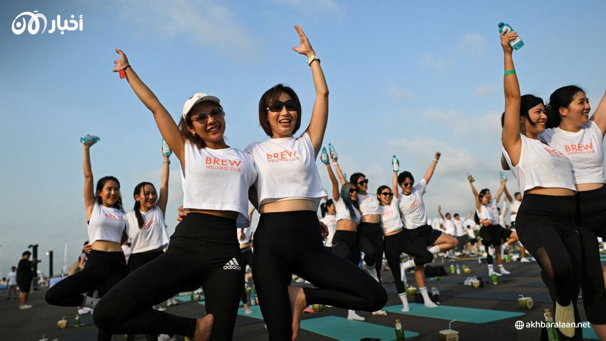 في مشهد غير مألوف.. مئات من محبي اليوغا يمارسون هوايتهم على مدرج في مطار بانكوك