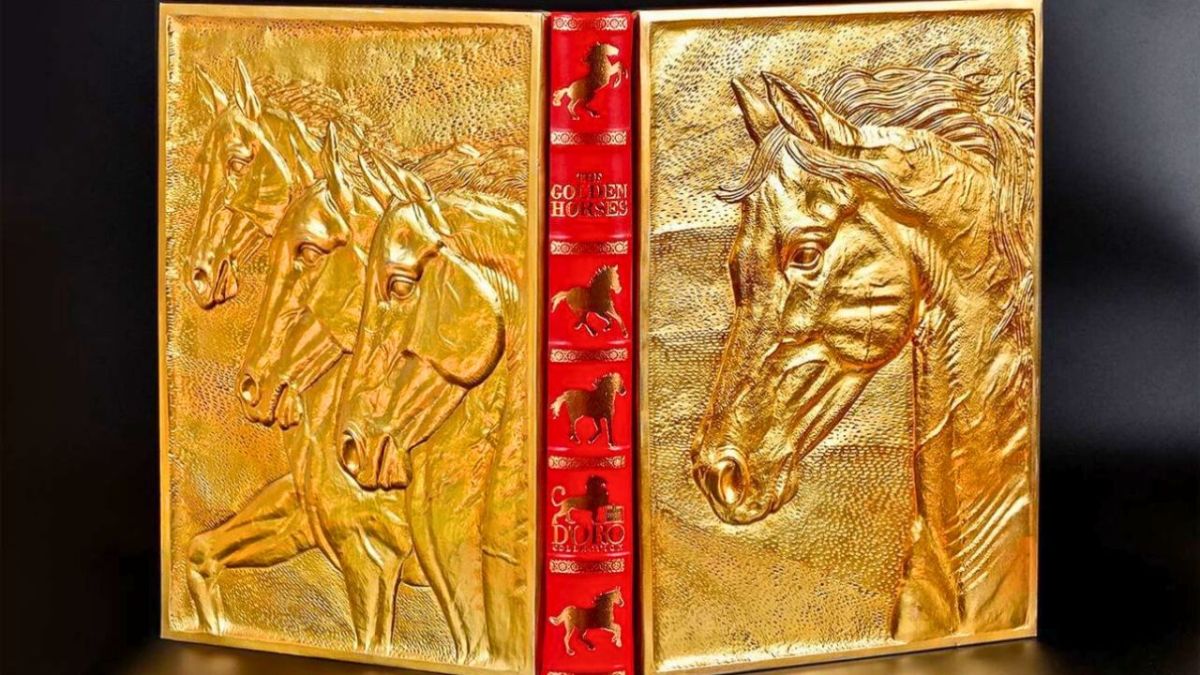 كتاب منحوت بماء الذهب وأطلس قيمته ملايين الدراهم.. مقتنيات نادرة في "أبوظبي للكتاب"