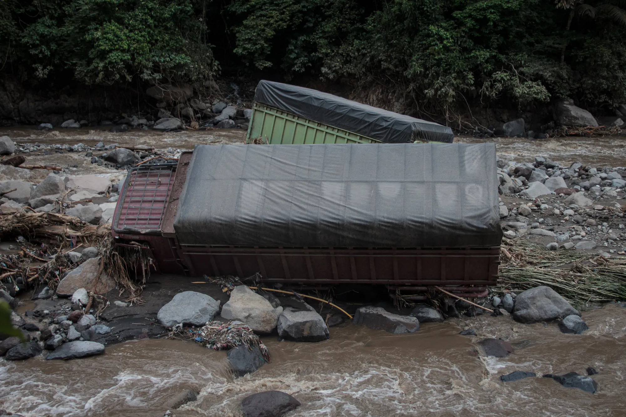 فيضانات وحمم بركانية.. كارثة تصيب جزيرة سومطرة الإندونيسية (صور) 2 فيضانات وحمم بركانية.. كارثة تصيب جزيرة سومطرة الإندونيسية (صور)