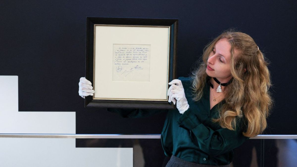 بمبلغ فلكي.. بيع "منديل ميسي" مع برشلونة في مزاد علني