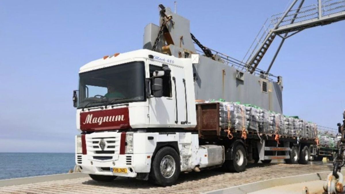 بدء دخول أولى المساعدات الإنسانية إلى غزة عبر الميناء العائم