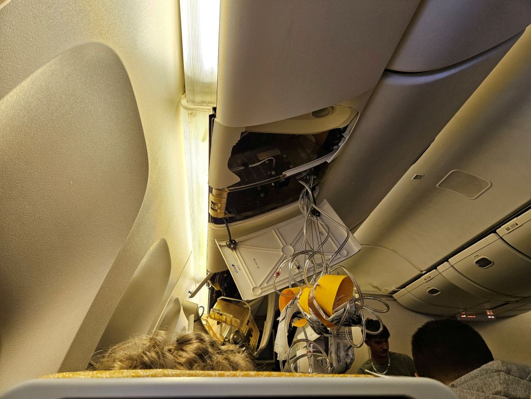 بعد حادثة الطائرة السنغافورية.. ما هي أهمية حزام الأمان خلال الطيران؟ 2 The interior of Singapore Airline flight SQ321 is pictured after an emergency landing at Bangkok's Suvarnabhumi International Airport, in Bangkok, Thailand May 21, 2024. Obtained by Reuters/Handout via REUTERS
