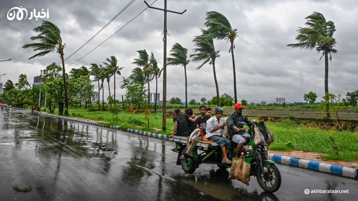 بالصور.. إعصار بنغلاديش يجبر حوالى مليون شخص على الفرار بحثاً عن ملجأ