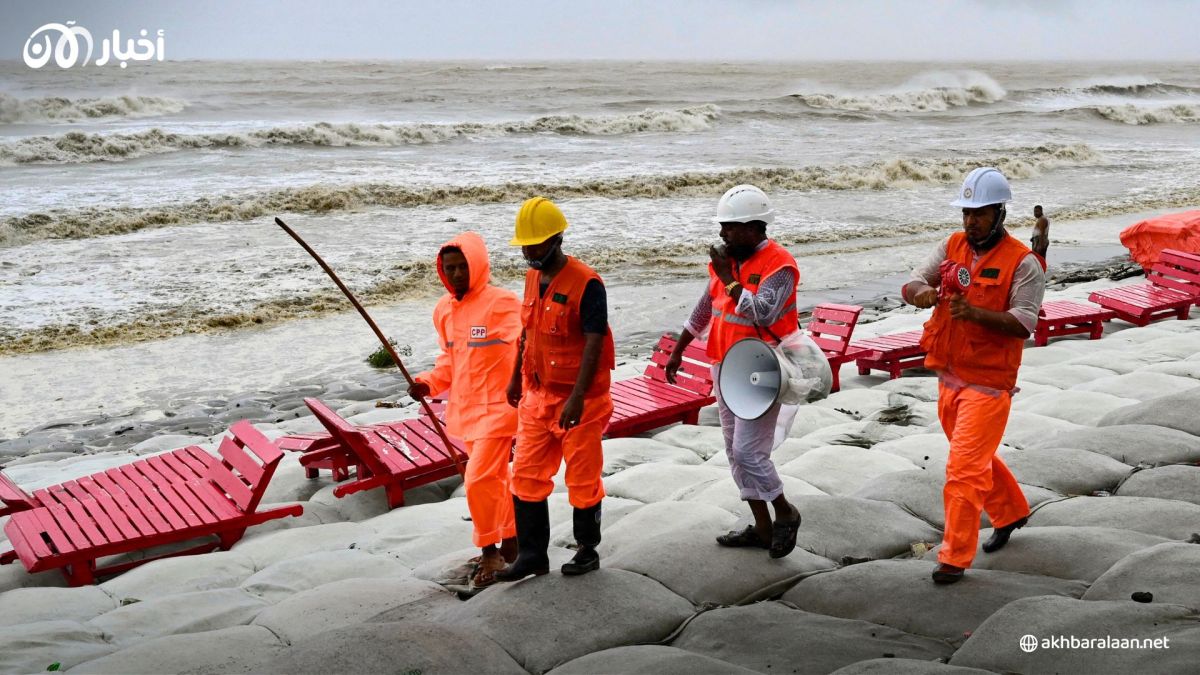 بالصور.. إعصار بنغلاديش يجبر حوالى مليون شخص على الفرار بحثاً عن ملجأ