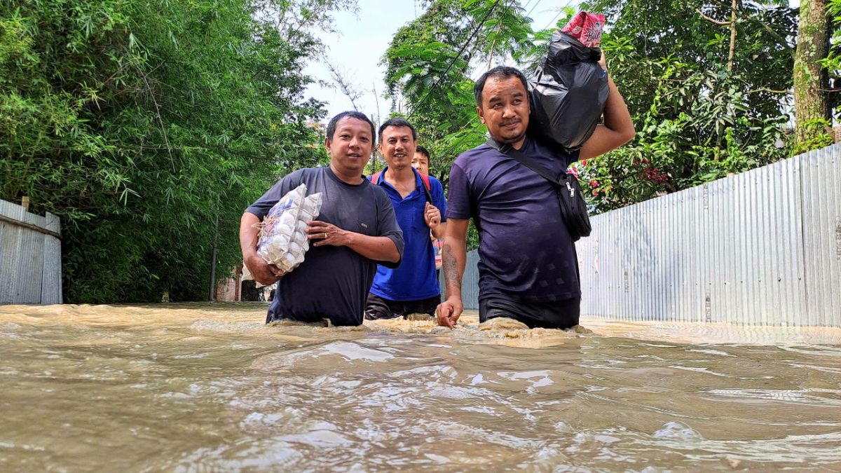 بالصور.. أعاصير وأمطار تتسبب بفيضانات في الهند وبنغلادش