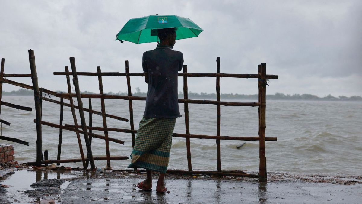 بالصور.. أعاصير وأمطار تتسبب بفيضانات في الهند وبنغلادش