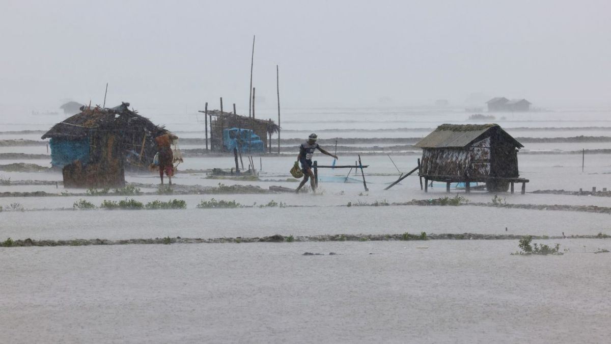 بالصور.. أعاصير وأمطار تتسبب بفيضانات في الهند وبنغلادش