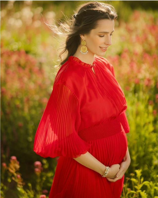 هكذا بدت الأميرة رجوة الحسين بعد الإعلان عن حملها 