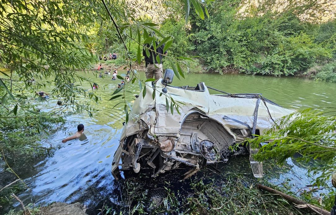 رحلة مدرسية تتحول لكارثة.. سقوط حافلة في نهر العاصي بسوريا والضحايا من الأطفال