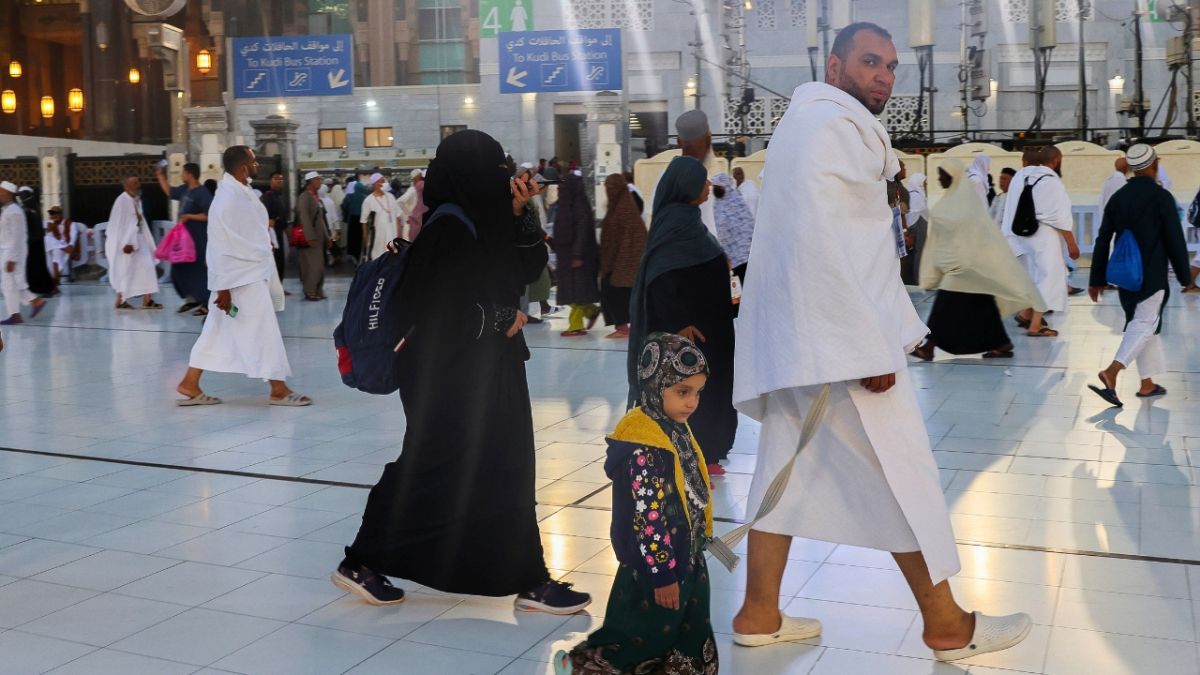 بالصور.. دعاء وتضرع إلى الله.. مناسك الحج تبدأ الجمعة 5 بالصور.. دعاء وتضرع إلى الله.. مناسك الحج تبدأ الجمعة