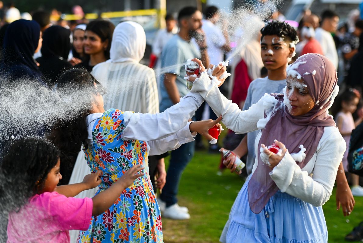 فرح وتبادل للتهنئة.. أجواء عيد الأضحى في عدد من الدول
