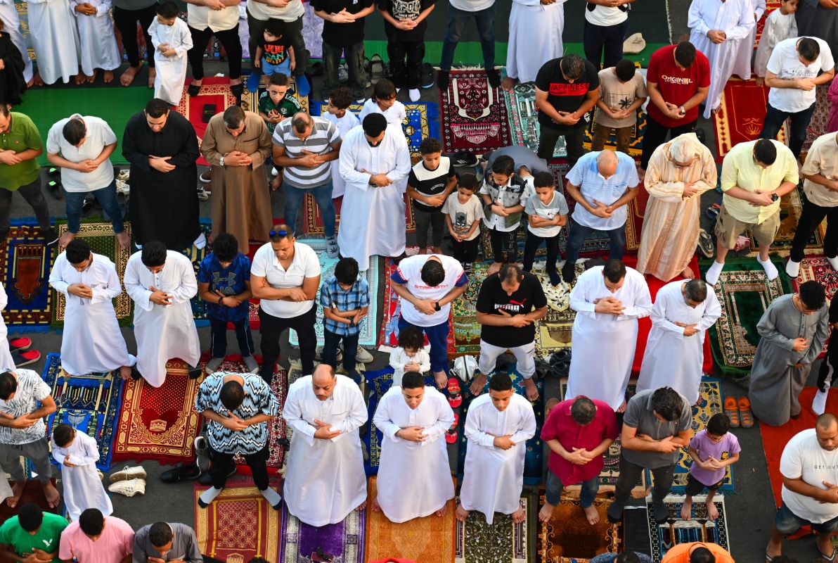 فرح وتبادل للتهنئة.. أجواء عيد الأضحى في عدد من الدول