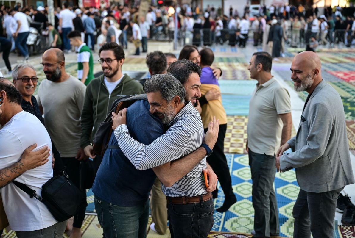 فرح وتبادل للتهنئة.. أجواء عيد الأضحى في عدد من الدول