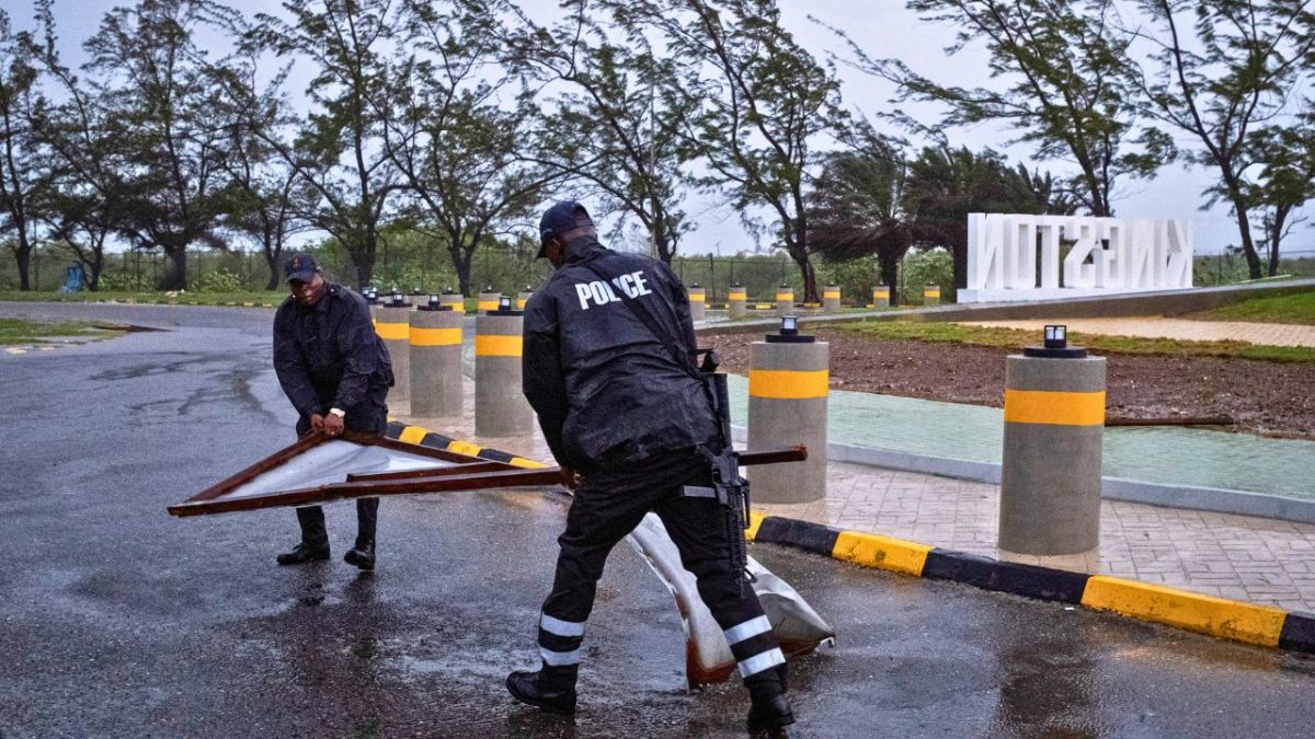 شواطئ مدمرة بعد إعصار بيريل (أ ف ب)