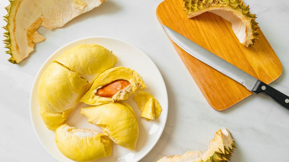 ما قصة الفاكهة الغريبة الممنوعة في المطارات والفنادق والنقل العام؟