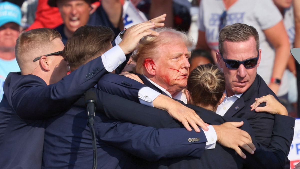 بالفيديو: إطلاق نار في تجمع انتخابي لترامب.. وهذا هو وضعه الصحي الآن
