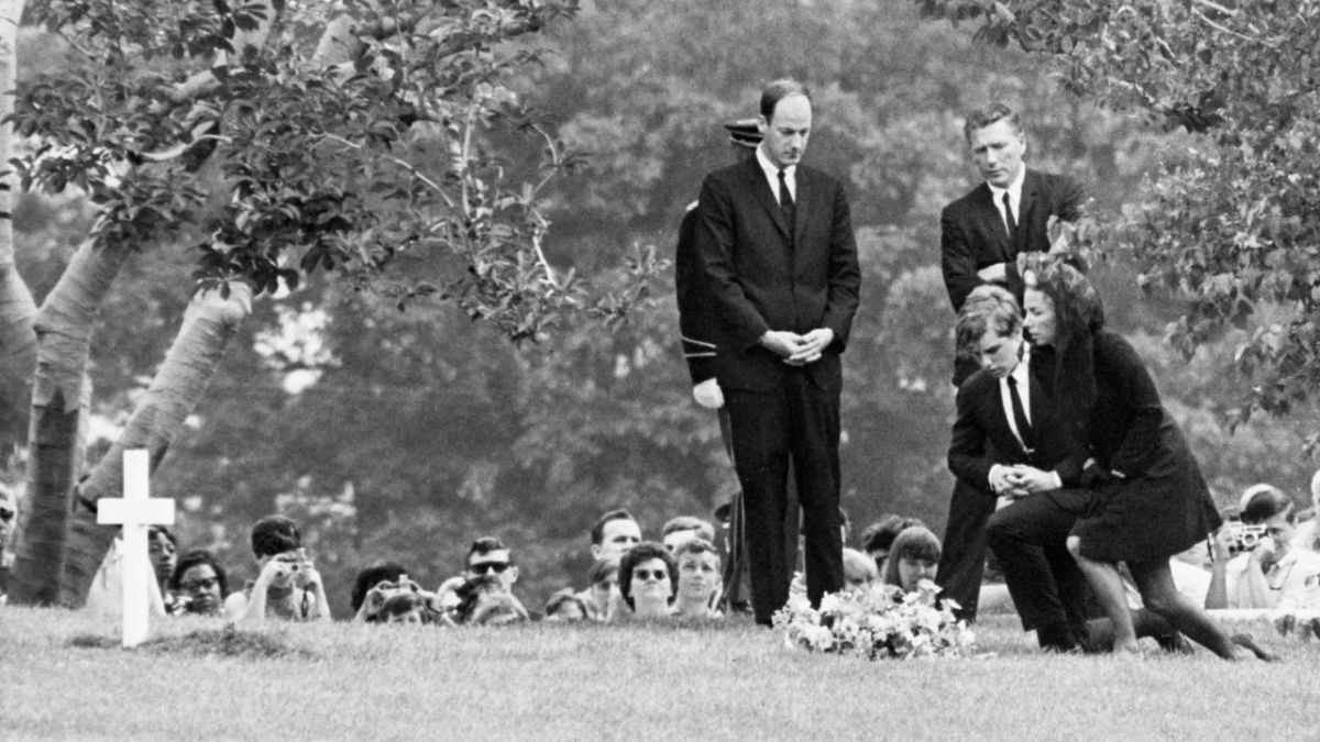 بعد حادثة ترامب.. كيف تؤثر محاولات اغتيال الزعماء على معدلات التأييد تاريخيا؟ 10 بعد حادثة ترامب.. كيف تؤثر محاولات اغتيال الزعماء على معدلات التأييد تاريخيا؟