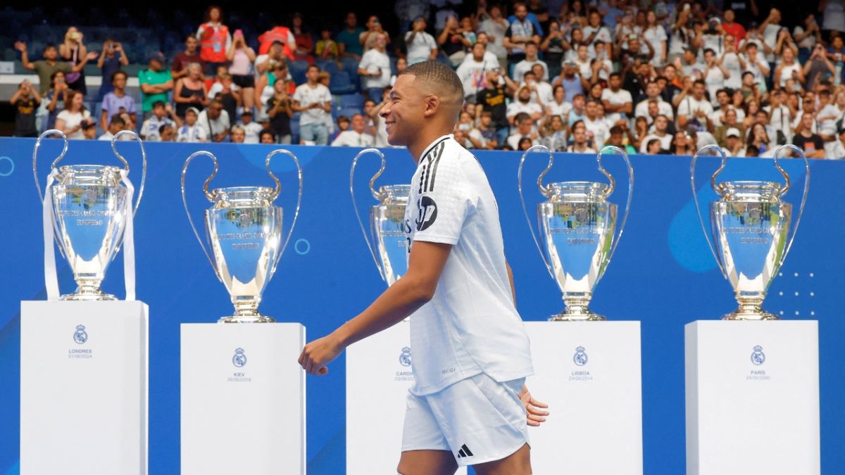 ريال مدريد يقدم كيليان مبابي..ورسالة من الفرنسي إلى الأسطورة كريستيانو رونالدو 5 كيليان، أنت هنا لأنك أردت ذلك، لقد تمكنت من التغلب على كل العقبات لارتداء هذا القميص الأبيض، قميص النادي صاحب 15 لقبا في كؤوس أوروبا