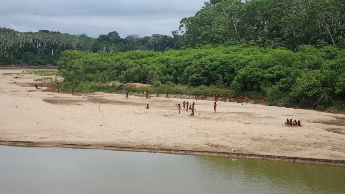 مشهد غريب.. العثور على قبيلة بدائية منعزلة في الأمازون