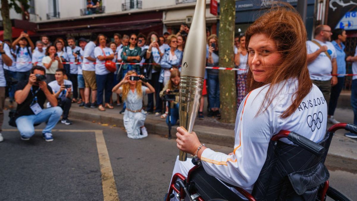 "أصيبت في جنوب لبنان".. ما هي قصة الصحافية كريستينا عاصي التي حملت شعلة الأولمبياد؟