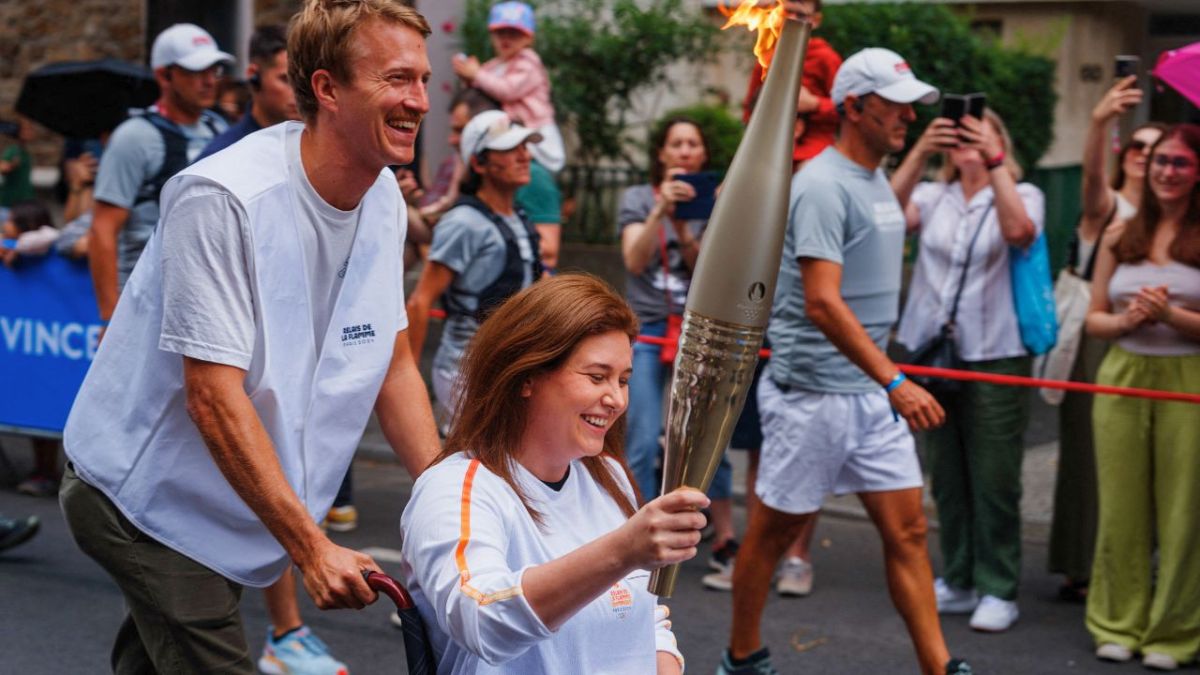 "أصيبت في جنوب لبنان".. ما هي قصة الصحافية كريستينا عاصي التي حملت شعلة الأولمبياد؟