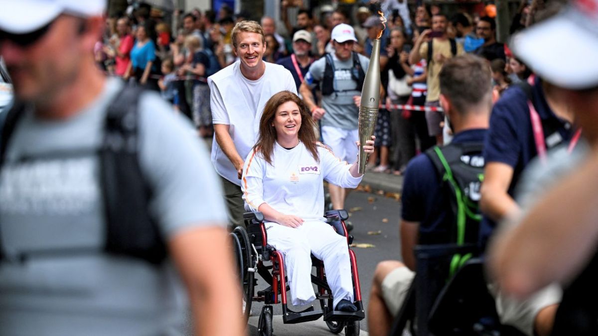 "أصيبت في جنوب لبنان".. ما هي قصة الصحافية كريستينا عاصي التي حملت شعلة الأولمبياد؟