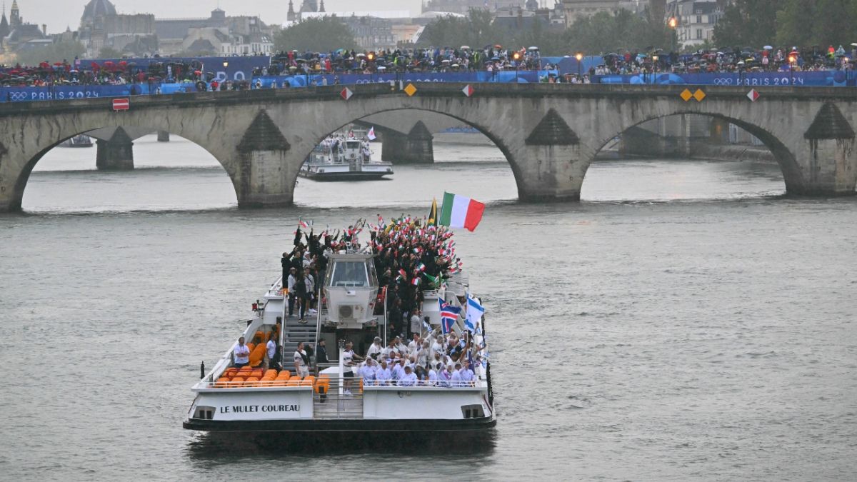 بحضور زعماء ومشاهير.. افتتاح أولمبياد باريس 2024 5 أثار العرض عدّة تساؤلات وتقلّبات، منذ نشوء فكرة ترك موقع الملعب "الآمن" لمصلحة زرع المدرّجات على ضفاف النهر